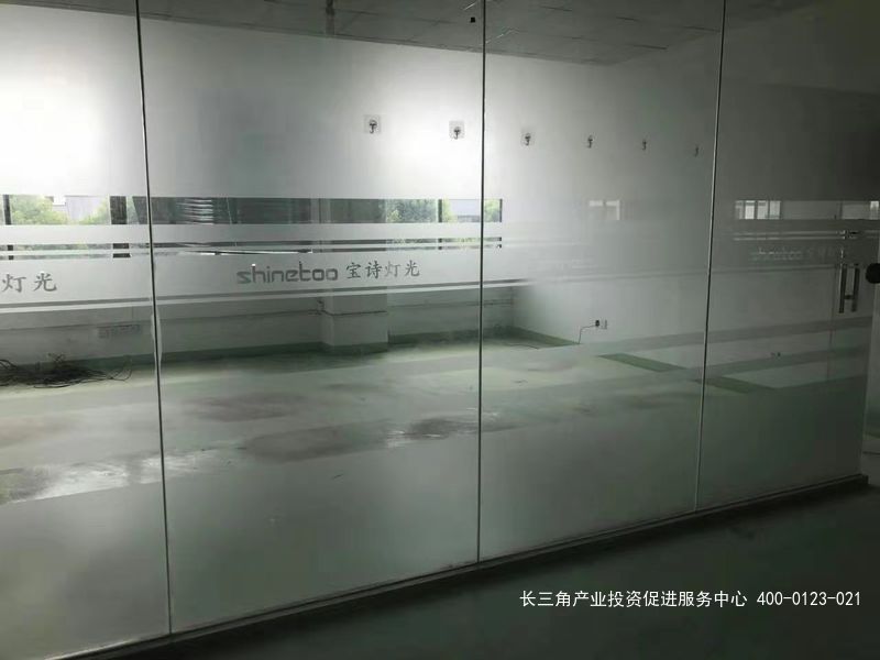 G2192 松江区新桥镇新飞路 1350平厂房出租 楼上有货梯 0.4元