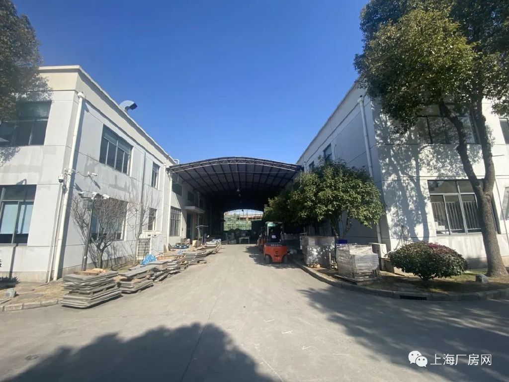 上海闵行莘庄工业区 新出火车头二托一独栋1300平厂房 带行车 房东直租无公摊面积