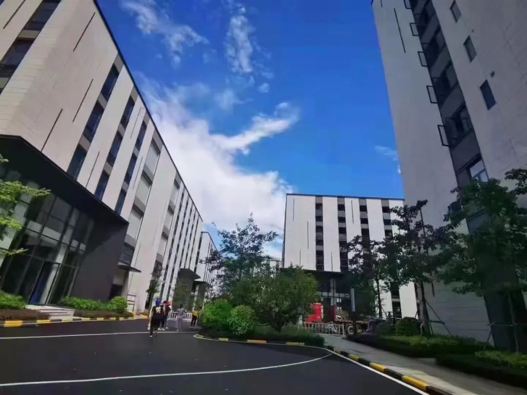 请问购买开发商标准厂房时需要注意些什么？