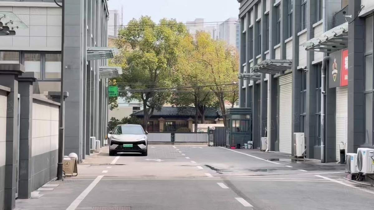 仓库出让，嘉闵高架旁2600标准产业园 6米层高 1.2元直租 可仓储