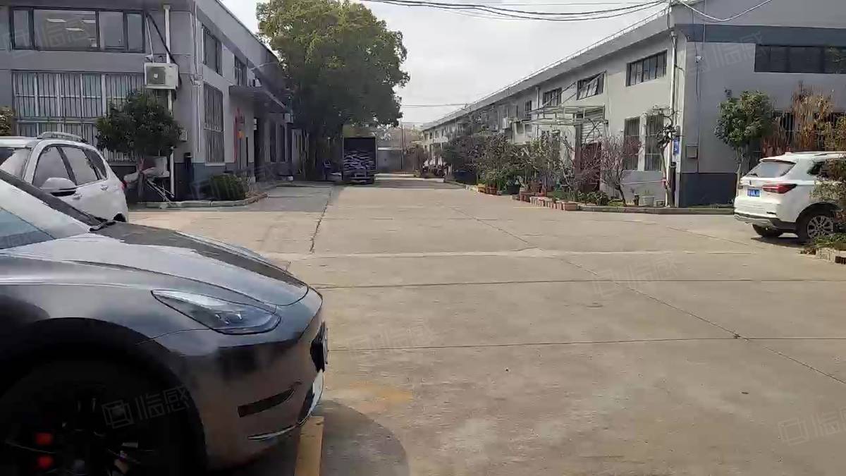 园区场地大，5号线华宁路地铁旁边单层产业园仓库出让，位置佳。
