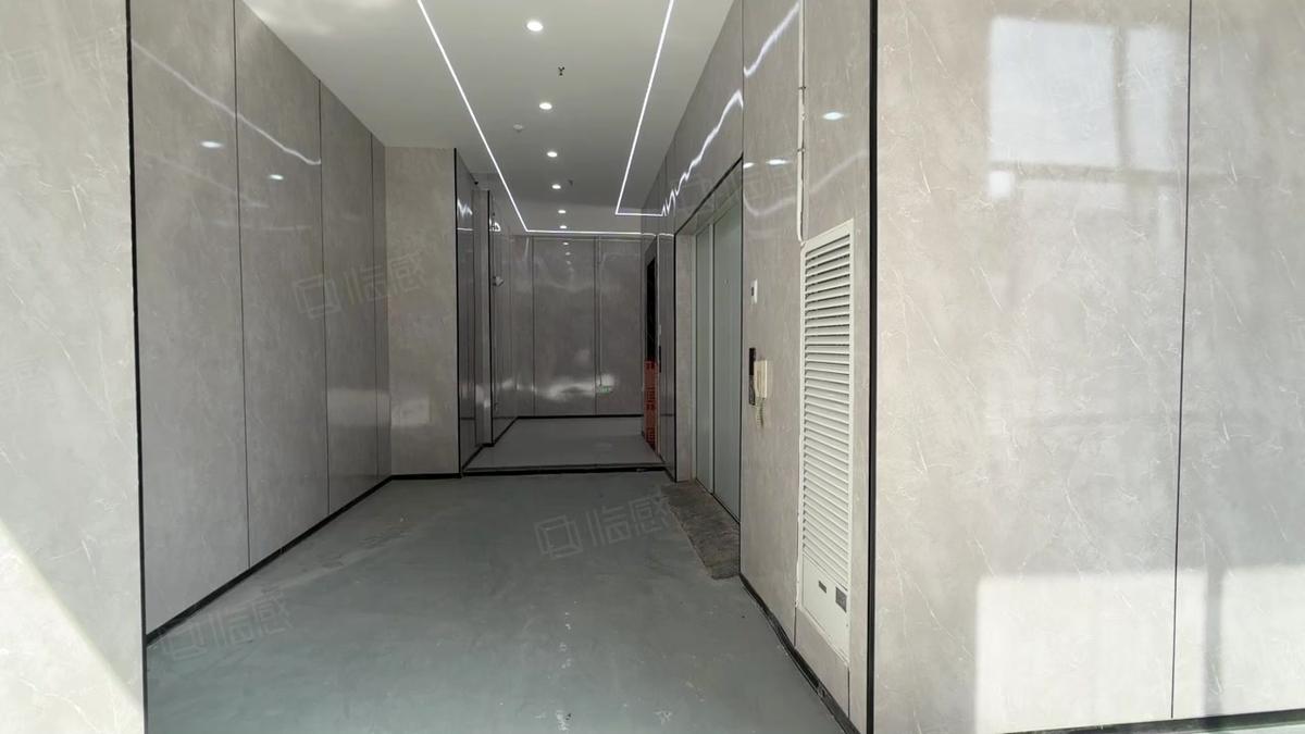 楼上厂房出租，康乐南广东省东莞市厚街镇桥头村国道东10原房东负责装修，2台5吨货梯多层