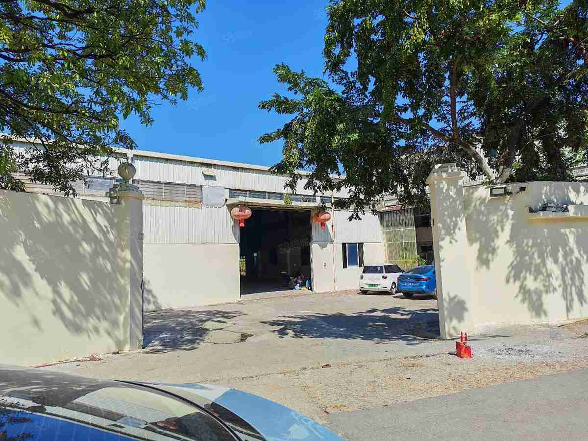 石排厂房出租单一层独院，门前空地大，适合3280平独门独院单层通勤便利，宿舍办公室配套