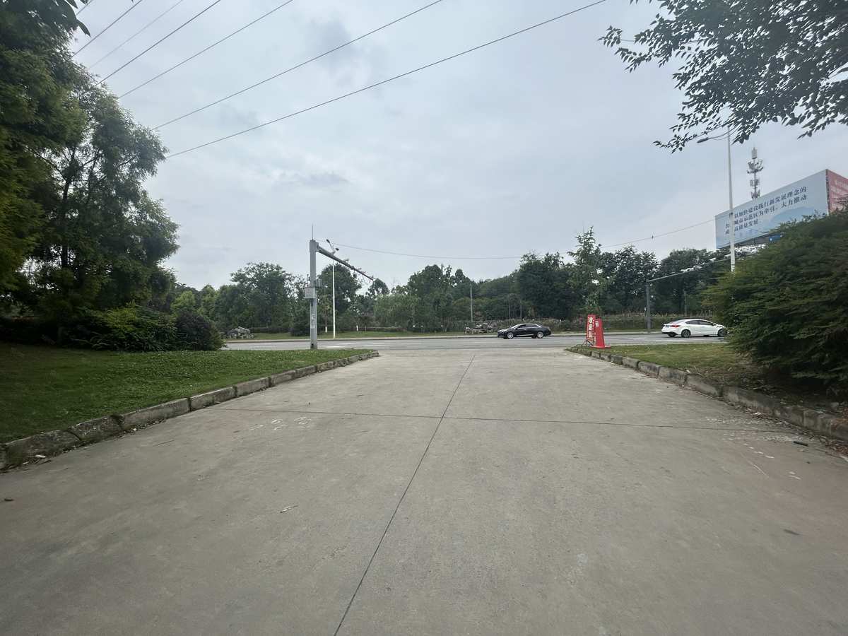 成都沿线  双九路 通勤方便可以进大车 有动力电300平厂房出租单层