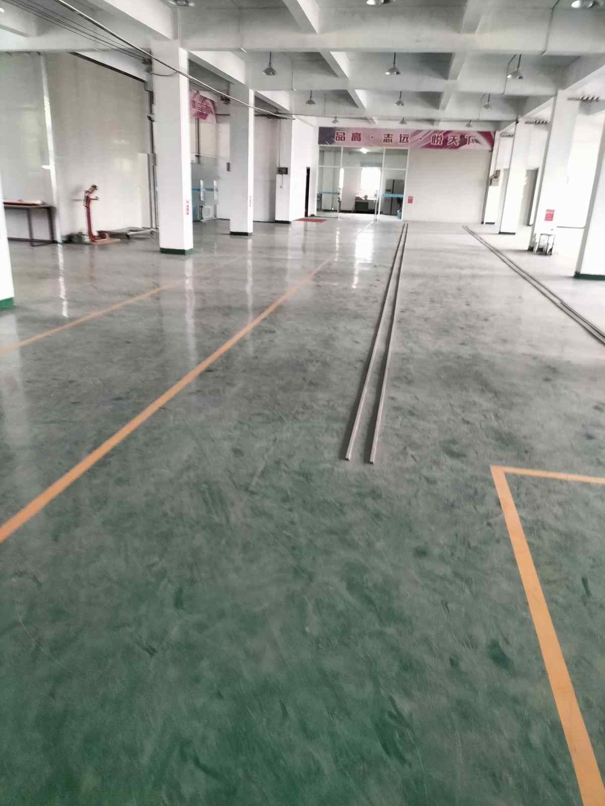福州通勤便利,大车进出方便,门口有空地1500平厂房出租多层,空间周正