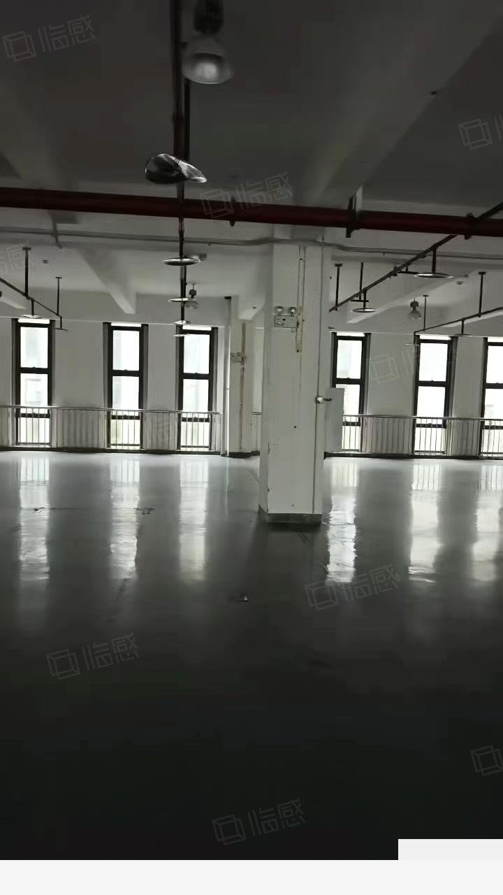 重庆翠云标准开发区厂房，配套齐全，轻轨6000平厂房出租单层，900起租
