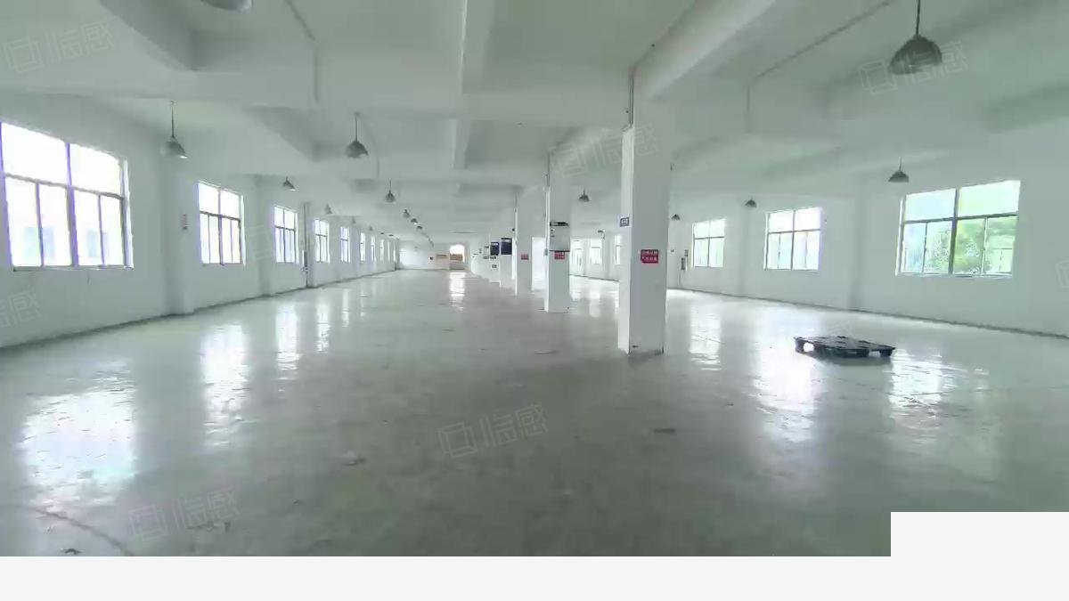 上海上海新桥镇二楼厂房独立一层，独立货梯一部。面积厂房出租，配套完善