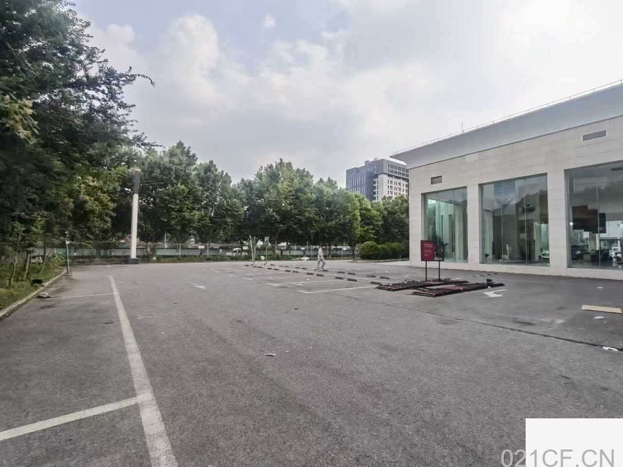 上海闵行 闵行独门独院沿街7500平汽车4S店出租，精装修展厅加售后厂房出租，首层7米层高