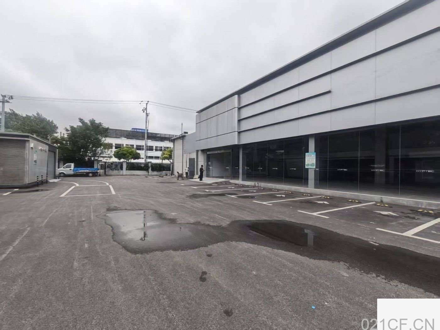 上海闵行1680㎡ 梅陇虹梅南路沿街汽车展厅出租，超大展示面，价格实惠厂房出租，首层7米层高
