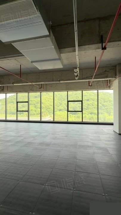 上海一线山景的办公场地 面积386方 东南边套 采光好杭368平厂房出租，配套完善