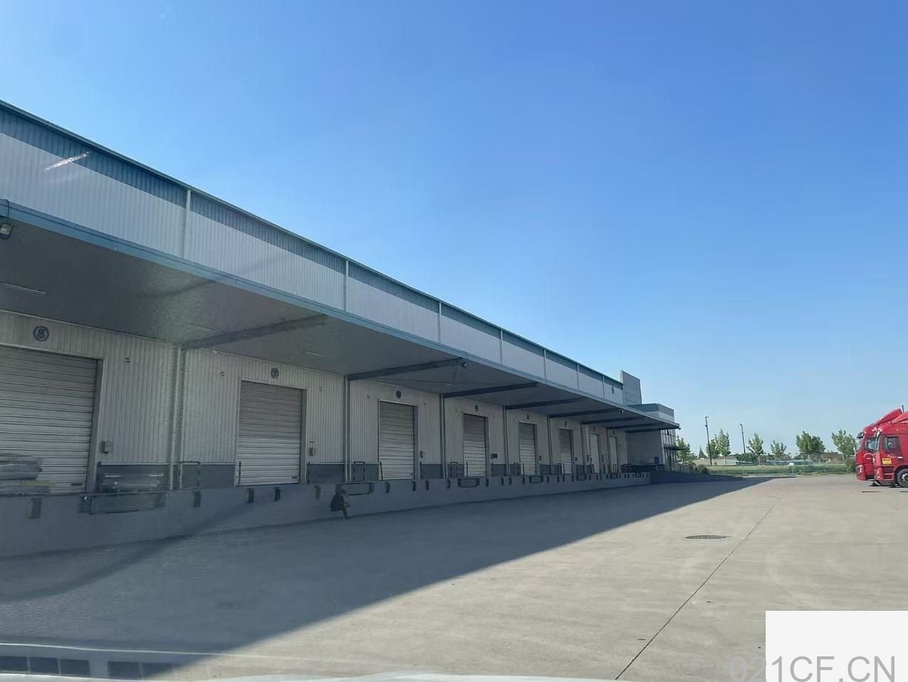 上海金山 金山漕泾高平台仓库出租11000平高标仓可分租高10.5米带雨棚 仓库出租厂房出租,首层1
