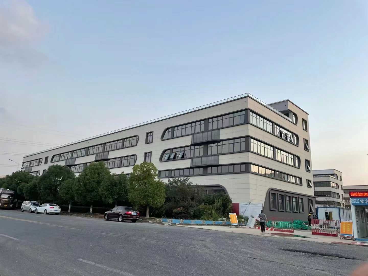 温州柳市柳市1一2层2200平一楼高7米租金30万电250可厂房出租，配套完善