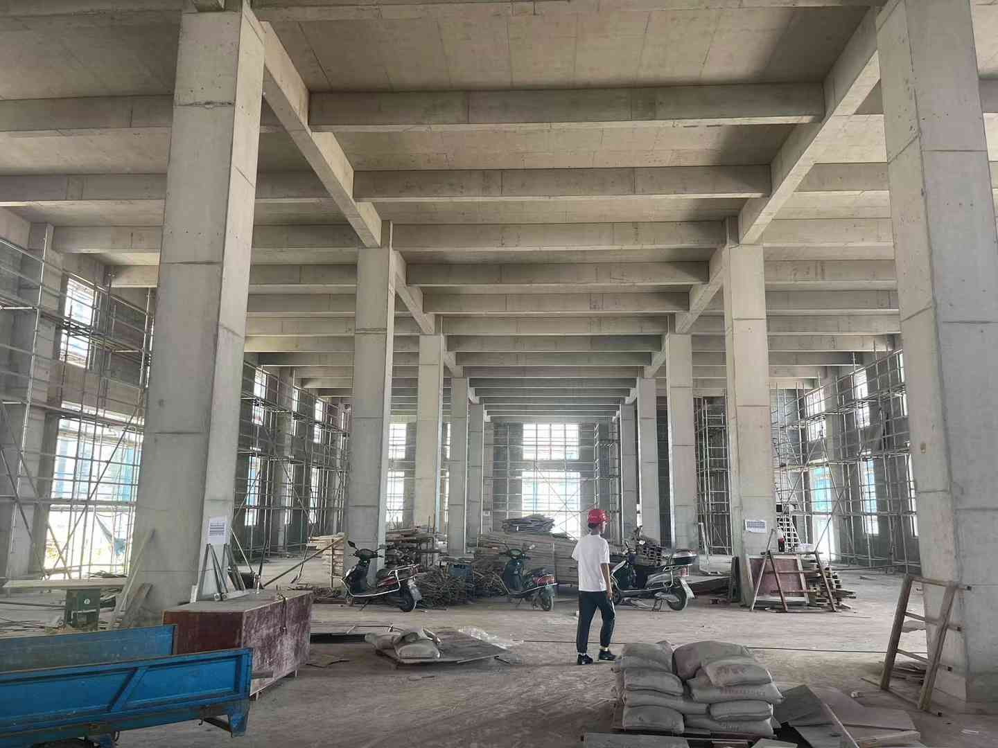 温州塘下场桥一楼760平高8米，证件齐全，交通便利，独立厂房出租，配套完善