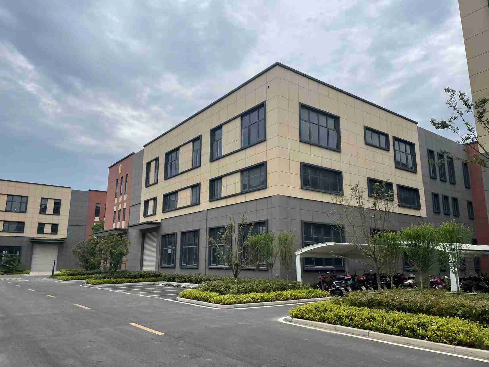 温州盐盘钢结构2000平高度10米带航车有空地乐厂房出租，配套完善