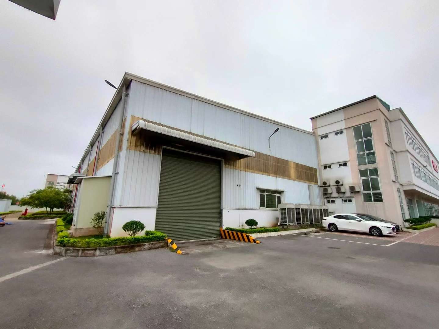 中山工业大道泰丰购物中心(宝丰店)园区可同时停5辆货柜车，上市公司形象，带地下停车场卸厂房出租，配套